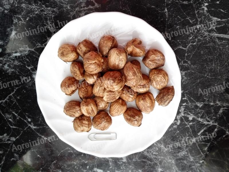 Lieskové orechy v škrupine a vylúpané vo veľkých a malých množstvách na predaj
