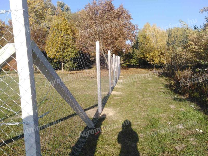 Kerítésépítés betonoszlop vadháló kerítés drótfonat