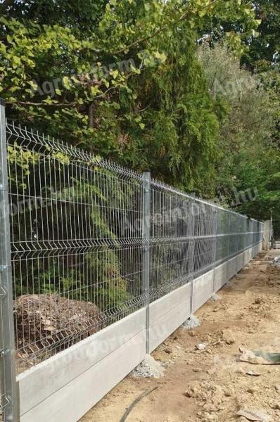 Kerítésrendszer betonoszlop lábazati elem kerítés