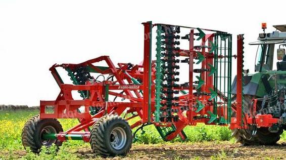 Agro-Masz 4 méteres vontatott kompaktor