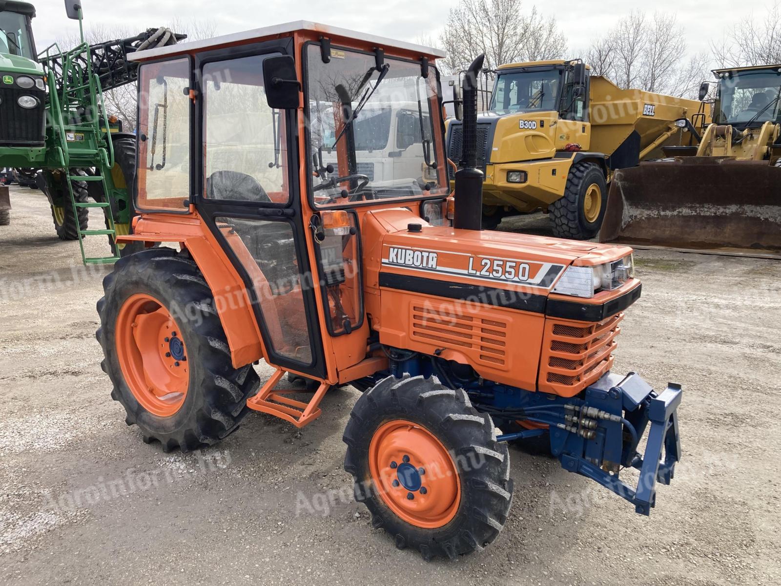 Kubota L2550 fülkés 30 lóerős műszakiztatható Japán kistraktor eladó