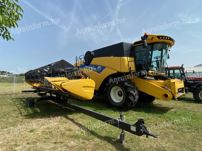 New Holland CX 8.80 kombájn gabonaasztallal,  kukorica adapterrel