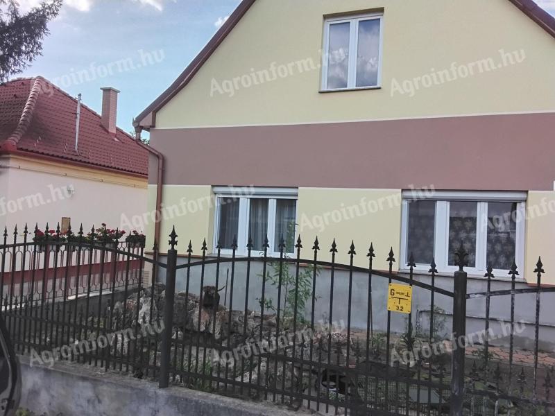 Debrecen kiemelt körzetében,  a kertvárosban eladó 2 db önálló bejáratú családi ház pihenő