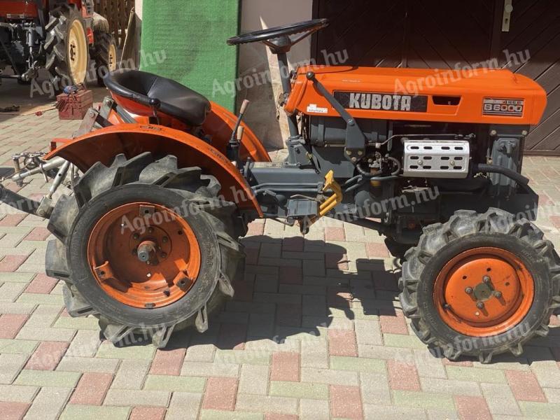 Kubota B6000 japán kistraktor,  11 LE,  4WD + talajmaró