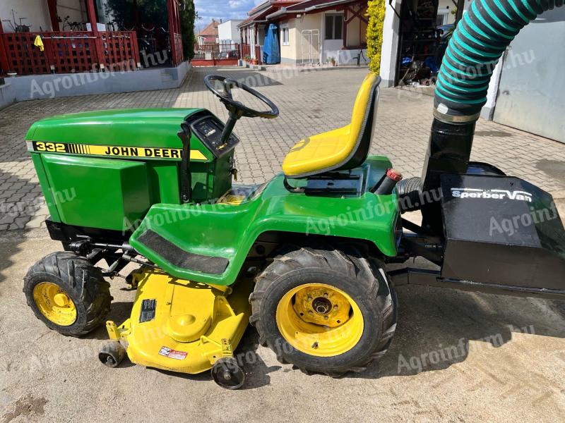 John Deere 332 fűnyíró traktor