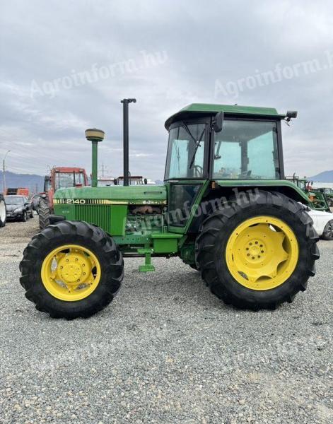 John Deere 2140