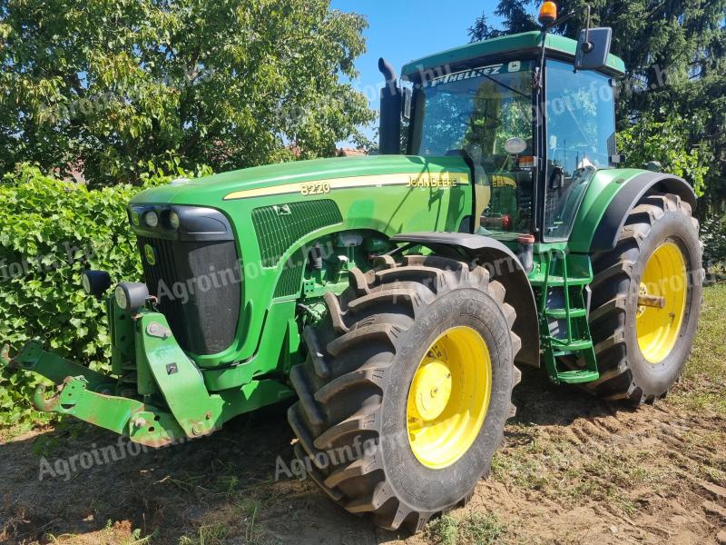 John Deere 8220