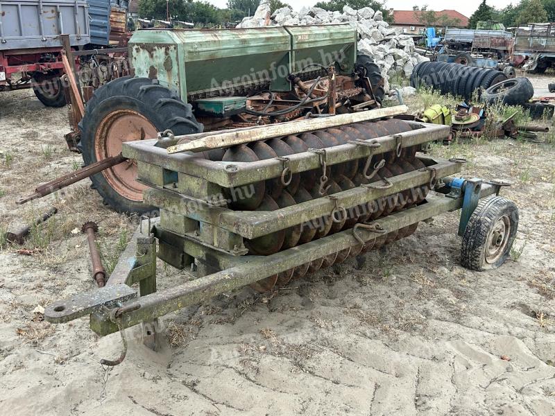 3 tagos gyűrűshenger szállítókocsival rakodóval