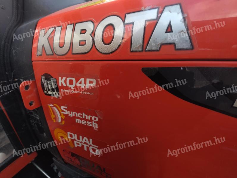 Kubota MU 4501 4x4 traktor homlokrakodóval,  illetve bála tüskével,  fűthető fülkével