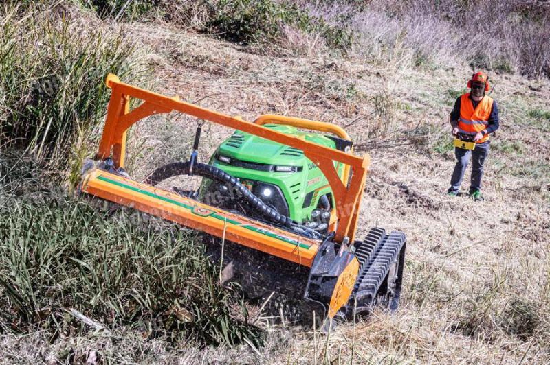 MDB LV és F23 típusú rádiótávvezérlésű,  gumihevederes rézsű fűnyíró és szárzúzó