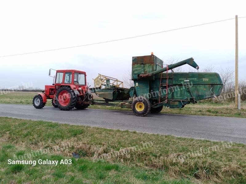 John Deere 360 gabona kombájn vontatott