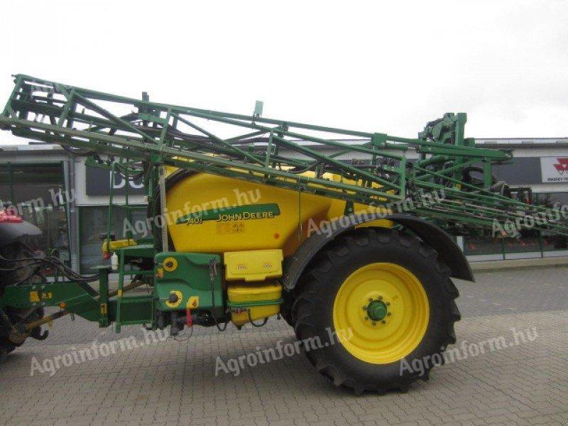 John Deere 740i vontatott permetező