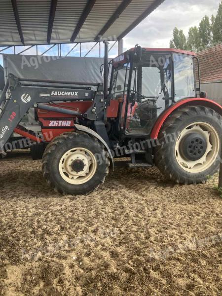 Zetor 8540 homlokrakodóval