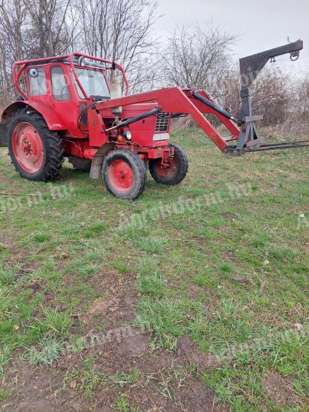 Mtz 50-es homlokrakodóval,  bálavillával,  földkanállal,  big bag zsákemelővel,  trágyavillával