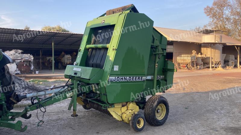 John Deere 590 hevederes körbálázó,  hálós kötözéssel