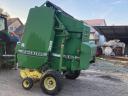 John Deere 590 hevederes körbálázó,  hálós kötözéssel