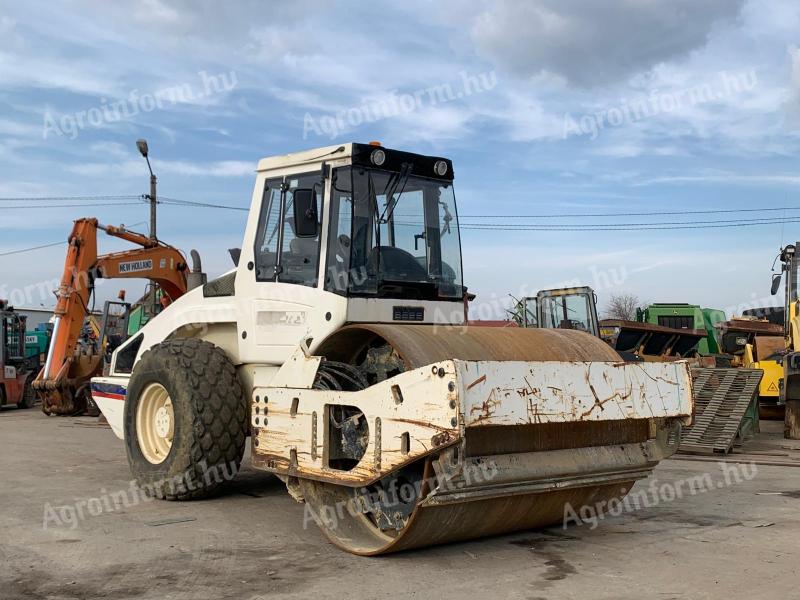 Bomag BW213 DH-4 úthenger