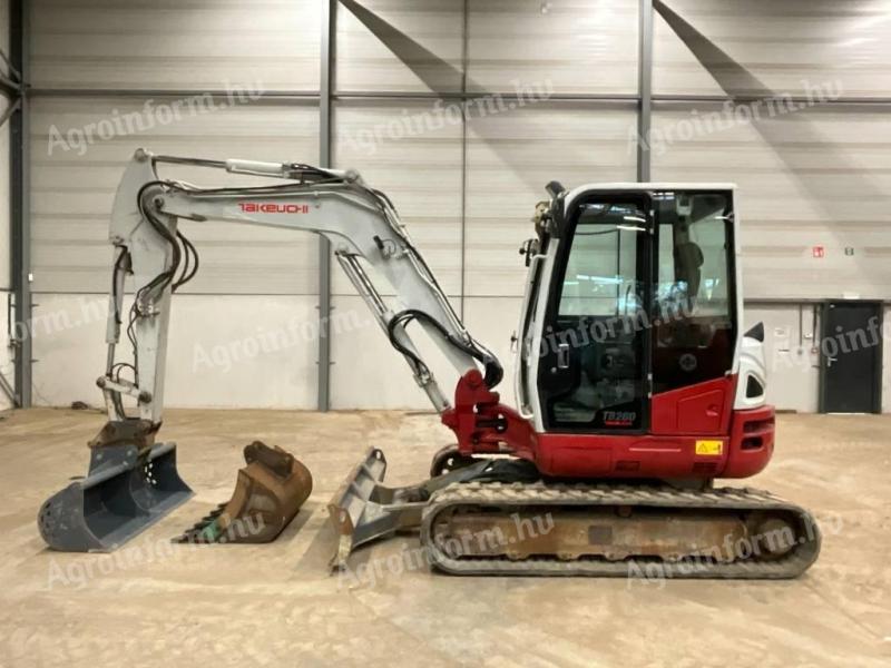 Takeuchi TB260 / 2015 / 3550 óra / 2 db kanál / Lízing 20%-tól