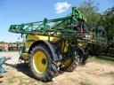 John Deere 740i vontatott permetező