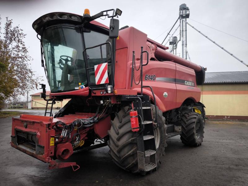 Case IH Axial Flow 6140 kombájn újszerű állapotban eladó