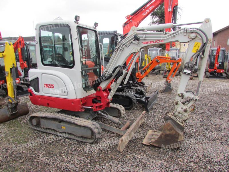 Takeuchi TB225 V4 / 2019 / 1950 ó / Powertilt / Lízing 20%-tól