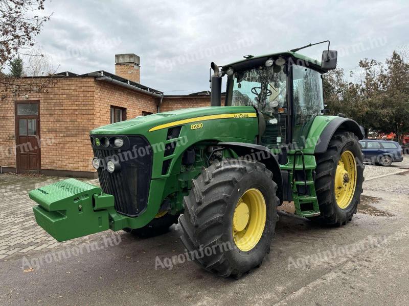 John Deere 8230