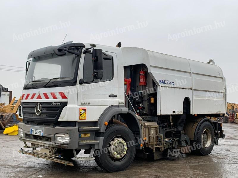 Mercedes Axor 1829 utcai seprő felépítménnyel