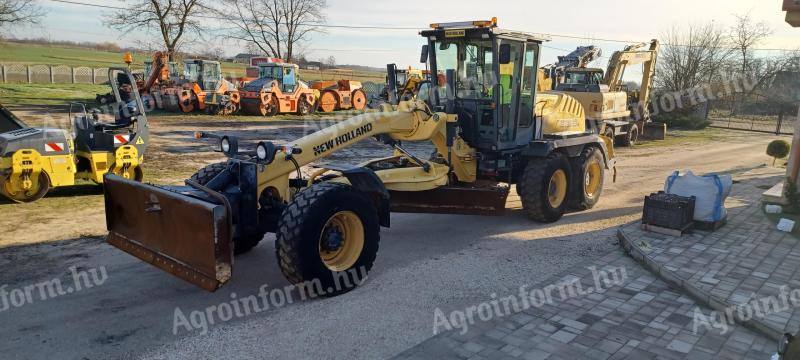 New Holland F156.6/A típusú gréder