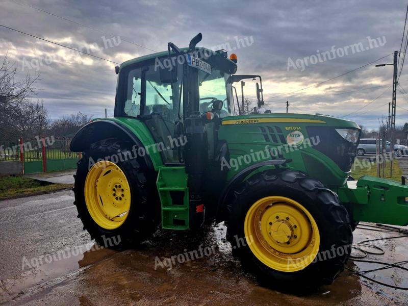 Eladó John Deere 6120M traktor