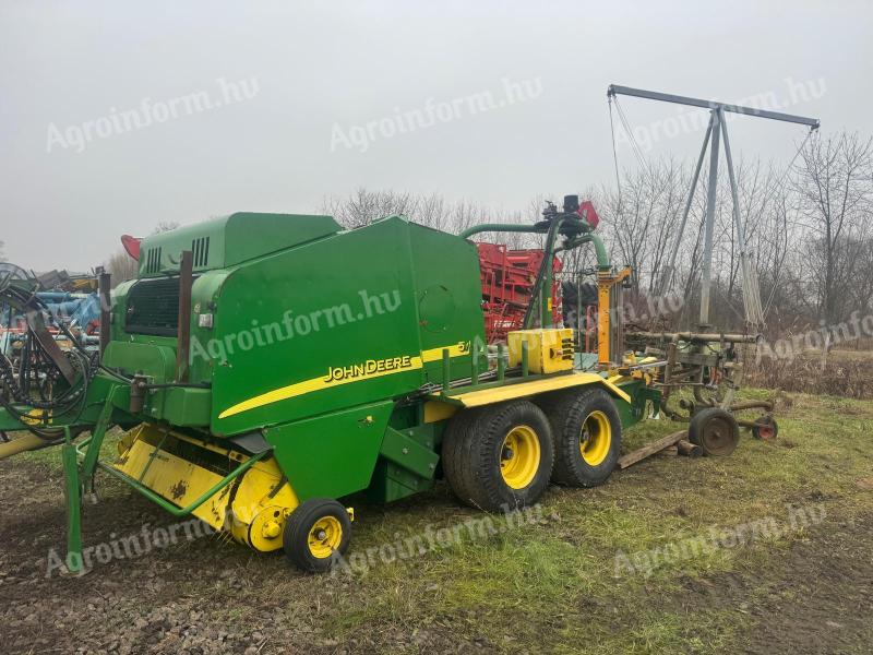 JOHN DEERE 578 BÁLÁZÓ BÁLACSOMAGOLÓVAL EGYBEN