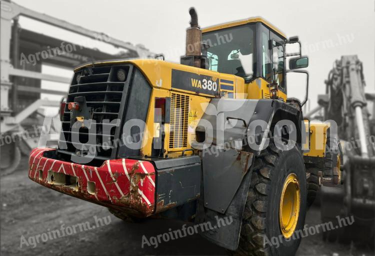 Komatsu Gumikerekes homlokrakodó