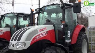 Kilenc traktorból álló Steyr flottát adott át az Agroker Pannónia Kft.