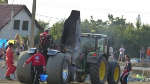 Felrobbant az International Terminator traktor Hajdúböszörményben