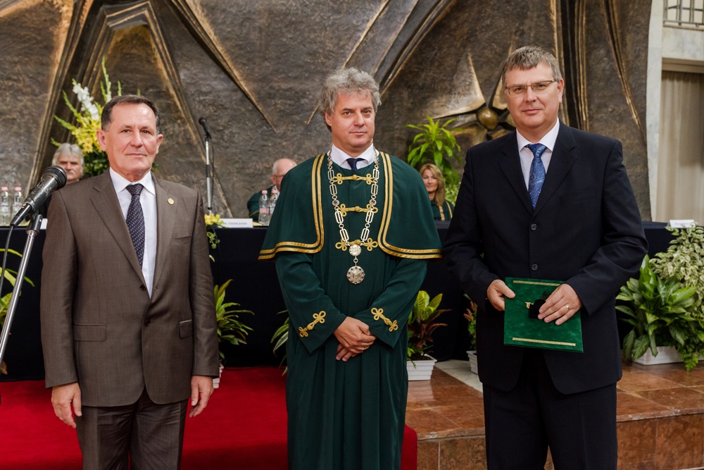 Balról jobbra: dr. Bujáki Gábor, dr. Tőzsér János és Harsányi Zsolt