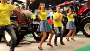 Csinos lányok és valódi show traktorok között