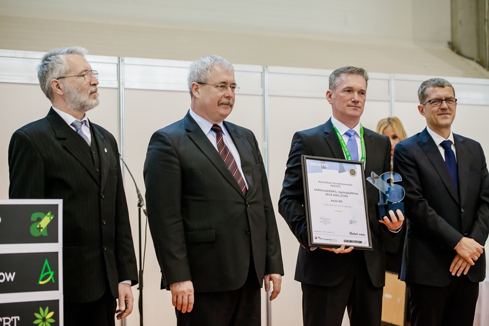 Pintér Zsolt, az AXIÁL Kft. ügyvezetője átveszi az AgrárgépShow megnyitóján a Nemzetközi Termékfejlesztési Nagydíjat, melyet a Fendt 1000 Vario széria kapott