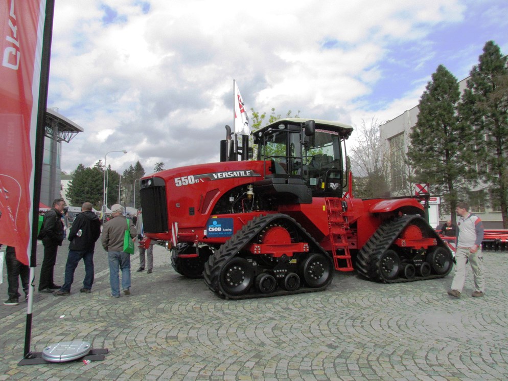Versatile traktor gumihevederes
