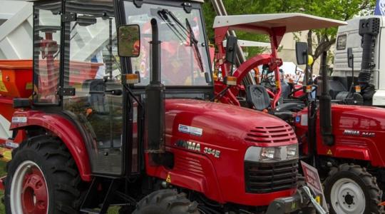 Speed-ex: kínai traktorok hasítanak magyar gyártású kabinokkal