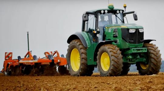 Videó a John Deere elektromos traktorjáról!