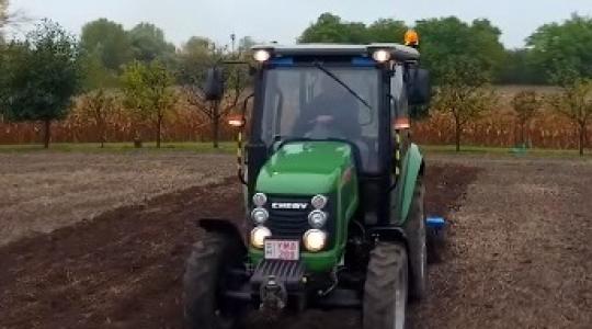 Traktor, amely minden munkát ellát a kisgazdaságban (+Videó!)