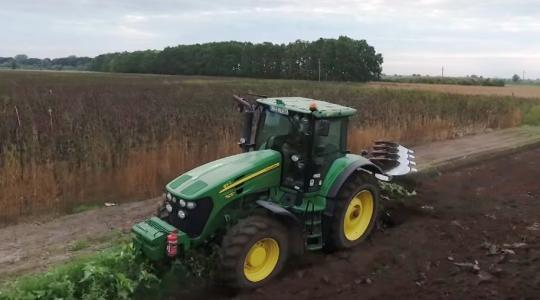 Ebben a gazdaságban nem kell többet húzgálni a traktort! (+Videó!)