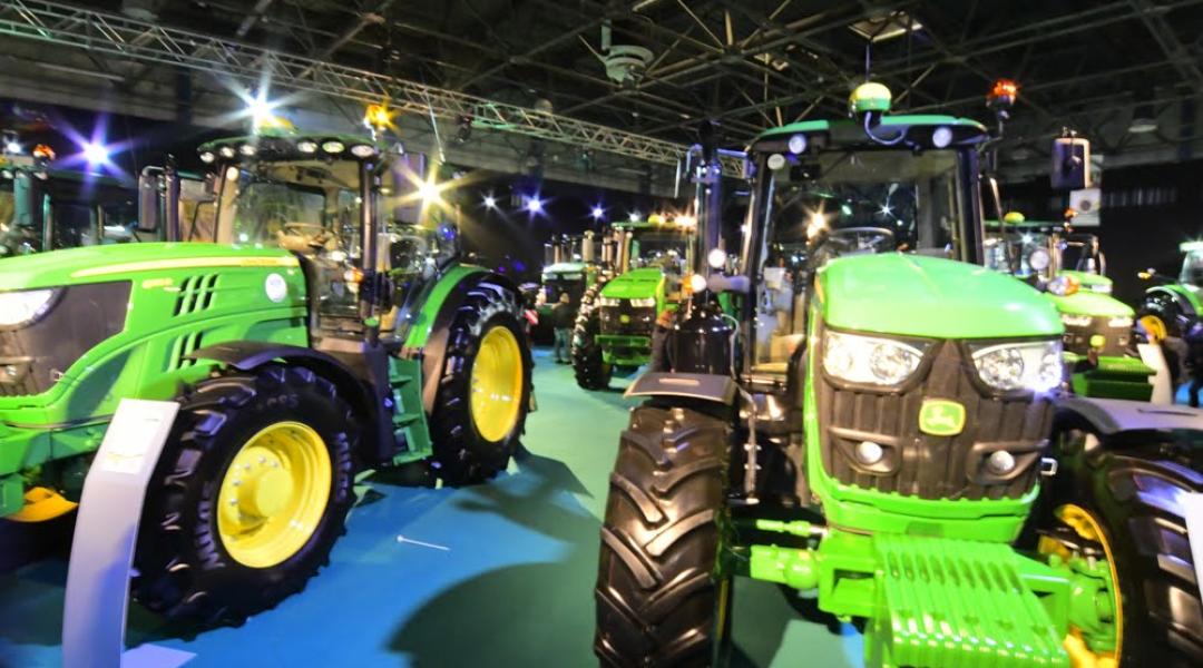 Élő kukoricatábla a tél derekán? Nézze meg John Deere traktorok mellett! (+Videó!)