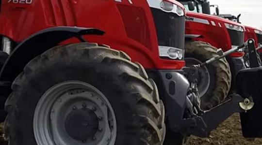 Így dolgozik együtt a piros és a kék! – 5 traktor 1 táblában (+Videó!)
