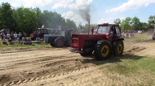 Ilyen, amikor Dutra traktorok versenyeznek (+Videók és Fotók!)