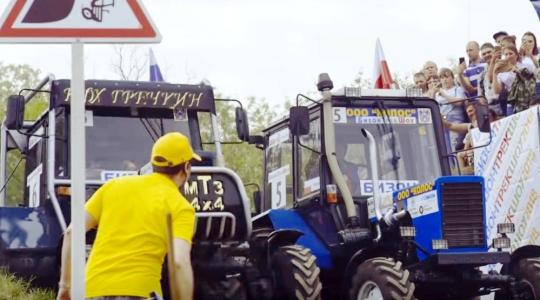 Eszelős orosz traktor futam – Több száz MTZ versenyben! (+Videók!)