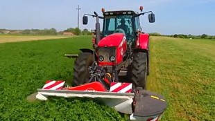 Kedvenc színünk a piros – de nem csak ezért piros minden munkagépünk!