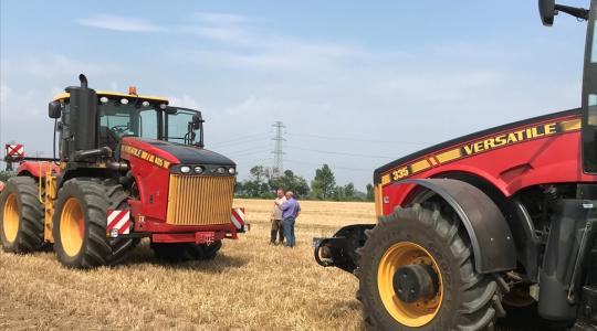 Két Versatile traktor egy táblán – a főszerepben a kötött talajok! – VIDEÓ