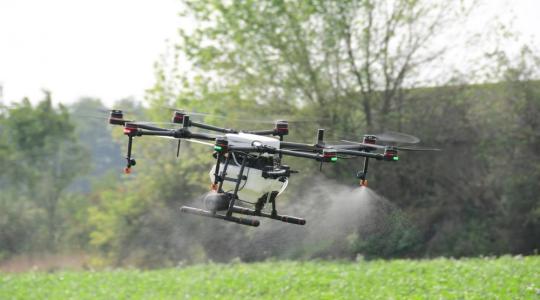 Egy drón, amely naponta több száz hektár permetezését képes elvégezni