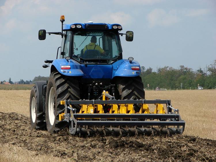 talajművelés new holland traktorral