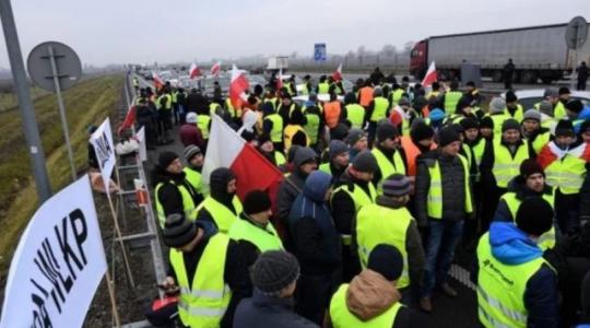 Tüntető lengyel gazdák torlaszoltak el egy autópályát